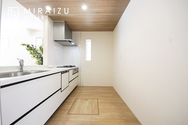 【キッチン】 | 洗練されたキッチンでは毎日の家事を少しでも楽に快適に工夫したいですね、大きいシンクではお皿洗いもストレスフリー、3口コンロでは要領よくお料理も可能です。レンジフードもお掃除がしやすい設計が嬉しい。
