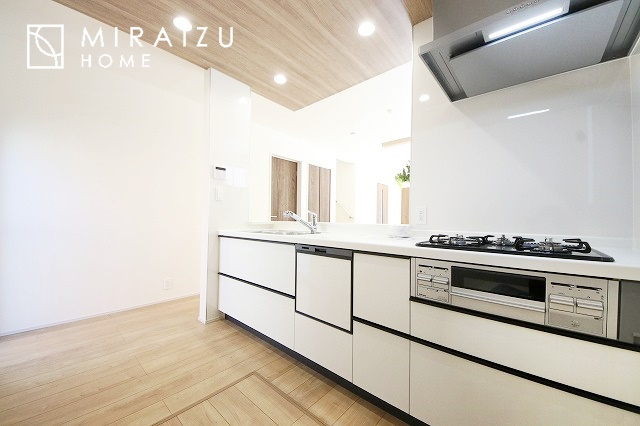 【キッチン】 | スッキリとした形が上品な広々ワイドキッチンです。レンジフードもすっきりとした造りなので圧迫感もございません。窓もあり明るい空間の中で毎日お料理することが可能です。収納スペースも広いのが嬉しいですね。
