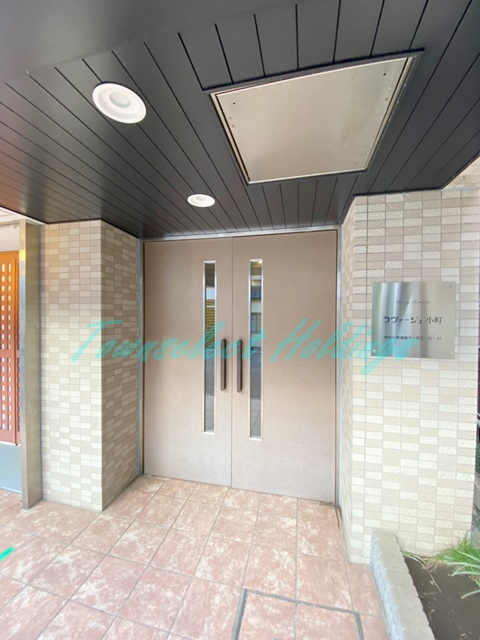 鎌倉市小町２丁目の賃貸マンションのエントランス