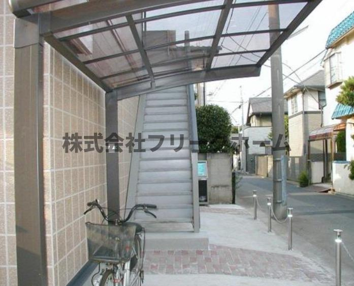 武蔵野市吉祥寺北町１丁目のアパートのエントランス