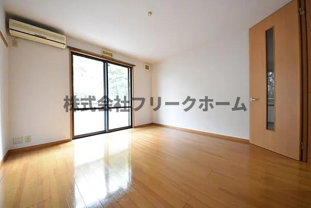 武蔵野市吉祥寺北町１丁目のアパートの居間・リビング