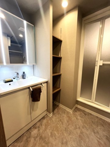 【独立洗面台】 | ローレルハイツ南福岡 | 
個人的に、リフォームするならこだわりたいランキング第1位！！洗面です。収納豊富な3面鏡は朝の強い味