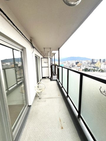 【バルコニー】 | ローレルハイツ南福岡 | 
幅が広くクリーンな印象のバルコニー☆
大きなバルコニーは柔らかい風を運んできます…♪
洗濯物もたく