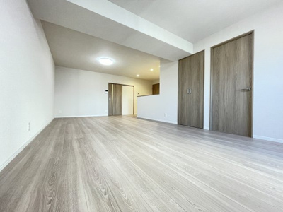 【居間・リビング】 | エクセレンス荒江 | 22.4帖の広々としたリビングです☆長方形なので家具の配置がしやすく生活しやすいですよ♪