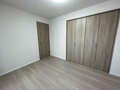 【洋室】 | エクセレンス荒江 | 収納場所が多いので部屋をきれいに保てます☆