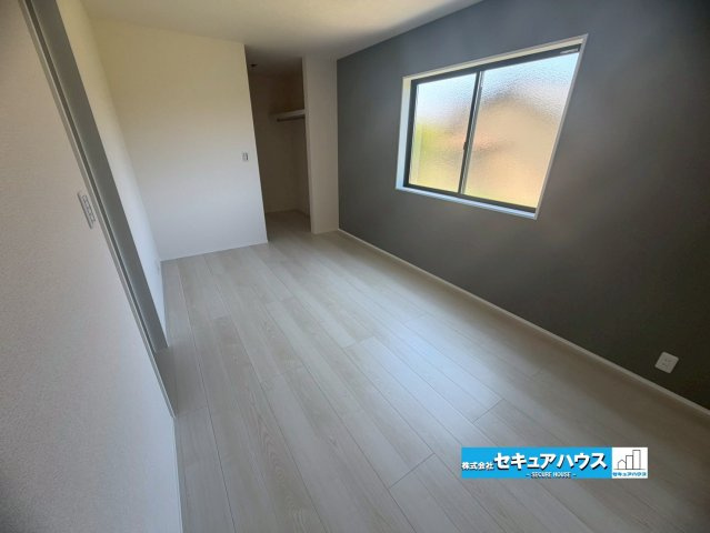 【今すぐご案内可能】知多市金沢字郷中　全4棟の洋室|【洋室】
◆広々とした居住空間は日々の暮らしを彩り、心のやすらぎと満足感を与えてくれます。通風と採光を考慮した設計は子供たちはのびのび育ち、家族でくつろぎと団らんを生み出します。