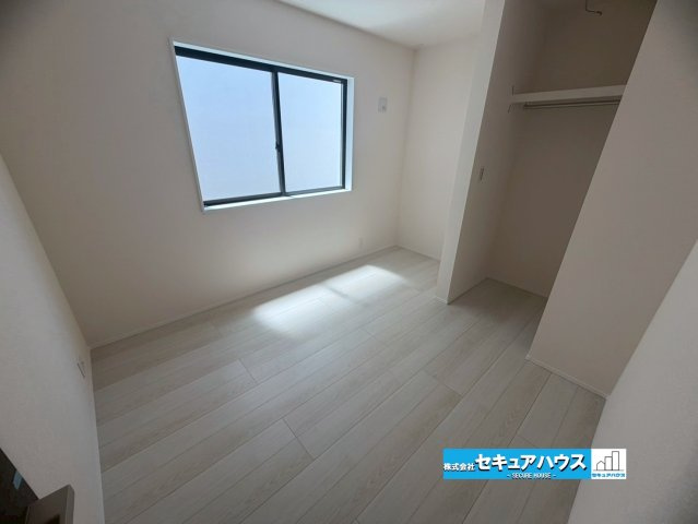 【今すぐご案内可能】知多市金沢字郷中　全4棟の洋室|【洋室】
◆家族一人ひとりの大切なプライベート空間。趣味に合わせて使って頂けるようシンプルに仕上げてあります。暮らし心地を大きく左右する収納を、適材適所に配置し使い勝手を考慮しました。　