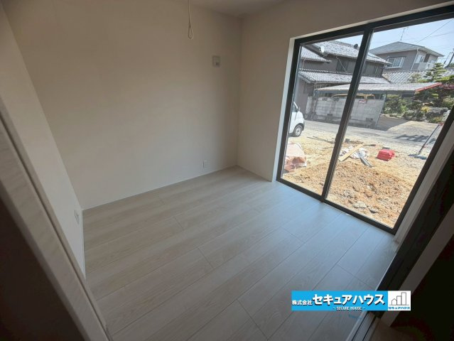 【今すぐご案内可能】知多市金沢字郷中　全4棟の洋室|【バルコニー】
◆見晴らしもよく、太陽の温かな温もりをめいっぱい受け止めてくれます。
太陽の光と爽やかな風を受けたお洗濯物はあっという間に乾き、取りこむ時には太陽の匂いを感じられそうですね。　