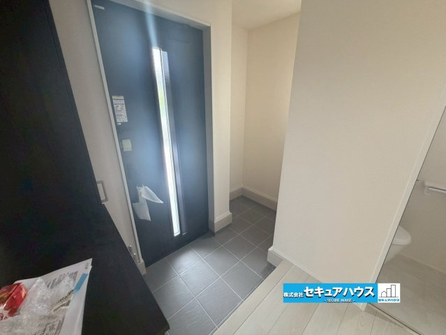 【今すぐご案内可能】知多市金沢字郷中　全4棟の玄関|【玄関】
◆お家に出会う人々を迎える玄関だからこそ、広々清潔感あふれる空間にしたいものです。採光・通風にも配慮された設計で毎日明るい空間をキープします♪