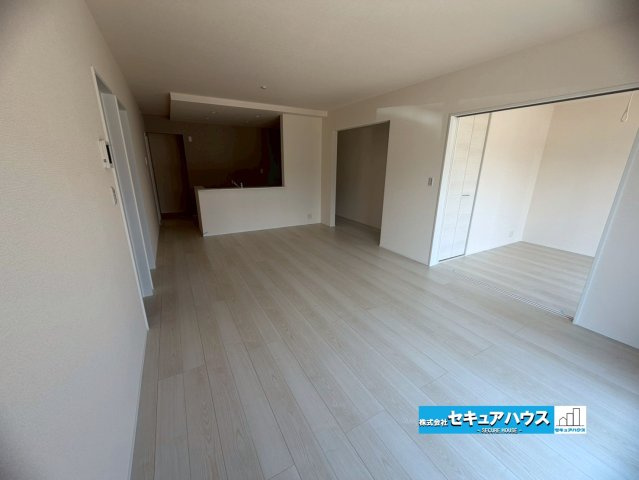 【今すぐご案内可能】知多市金沢字郷中　全4棟の居間・リビング|【LDK】
◆通学から帰宅し、リビングルームで会話を楽しむ子ども達。リビングから臨む景色は太陽色に染まり、解放感溢れゆったりとしたひと時を過ごすことが出来る素敵な空間です。