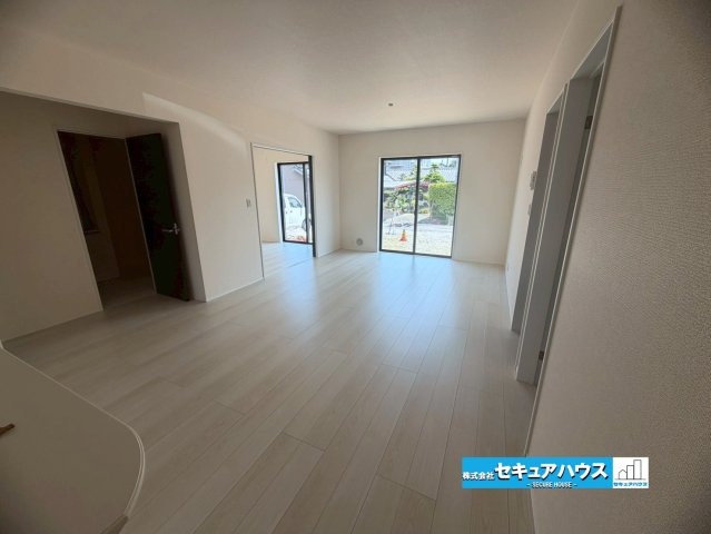 【今すぐご案内可能】知多市金沢字郷中　全4棟の居間・リビング|【LDK】
◆日当たりが良く温かい広々リビングは家族の団らんスペースになります。