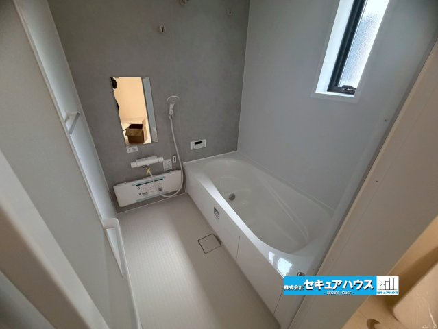 【今すぐご案内可能】知多市金沢字郷中　全4棟の浴室|【浴室】
◆アクセントパネルで落ち着きのある雰囲気を演出します。毎日の疲れを癒やすバスタイムをお楽しみ下さい！
◆窓付きで、カビの繁殖を抑える効果があります。