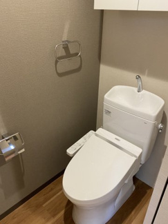 【トイレ】 | FRIENDS APARTMENT | 温水洗浄便座付のトイレです。