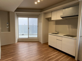 【洋室】 | FRIENDS APARTMENT | リビングからルーフテラスに出られます。