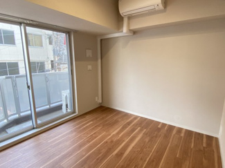 【寝室】 | FRIENDS APARTMENT | 洋室からバルコニーへ出られます。