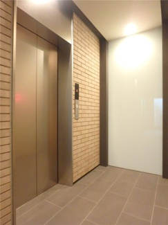 【ロビー】 | FRIENDS APARTMENT | エレベーターのあるロビーです。