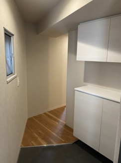 【玄関】 | FRIENDS APARTMENT | 大きなシューズボックスがある玄関です。