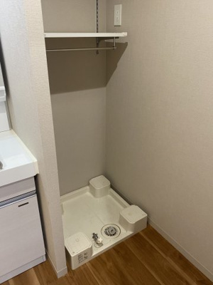 【設備】 | FRIENDS APARTMENT | 独立洗面台の横には洗濯機置き場があります。