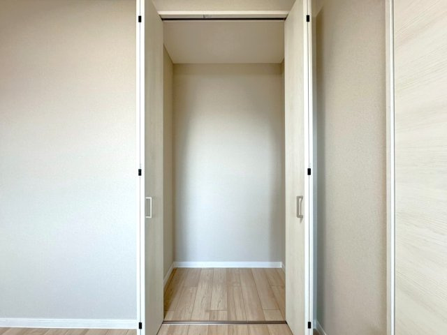 ２０２５年７月リフォーム完了◆２沿線利用可能◆ペット飼育可能◆周辺環境充実◆ファミール伏見B棟の洋室|収納スペース