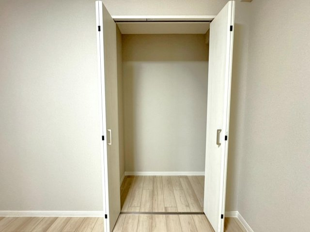 ２０２５年７月リフォーム完了◆２沿線利用可能◆ペット飼育可能◆周辺環境充実◆ファミール伏見B棟の洋室|収納スペース