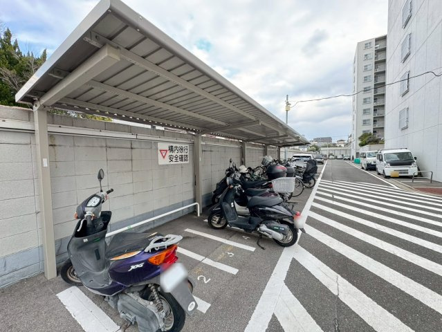 ２０２５年７月リフォーム完了◆２沿線利用可能◆ペット飼育可能◆周辺環境充実◆ファミール伏見B棟の駐輪場|バイク置場