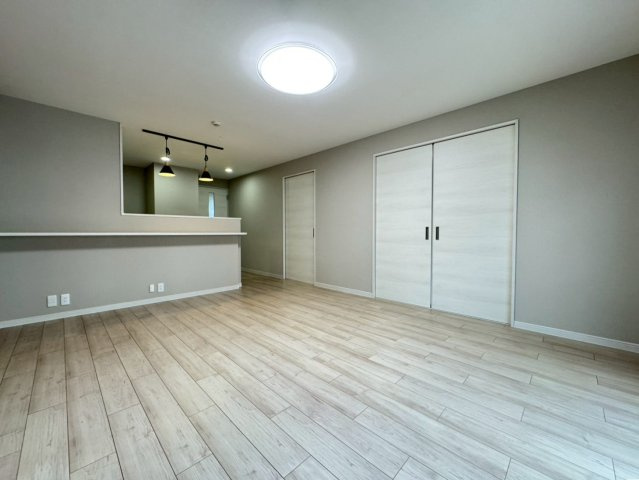 ２０２５年７月リフォーム完了◆２沿線利用可能◆ペット飼育可能◆周辺環境充実◆ファミール伏見B棟の居間・リビング|リビング