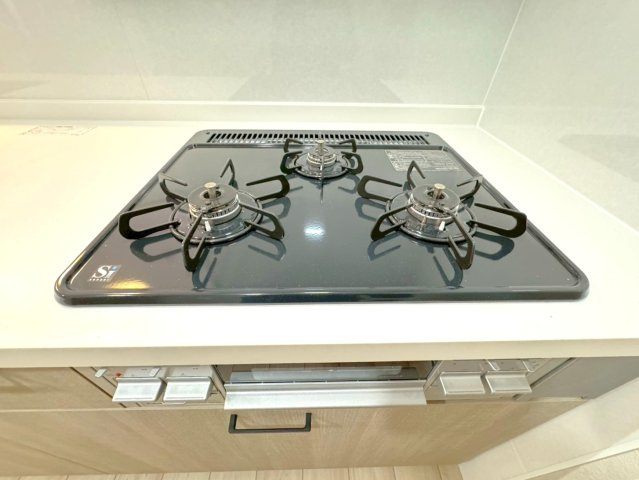 ２０２５年７月リフォーム完了◆２沿線利用可能◆ペット飼育可能◆周辺環境充実◆ファミール伏見B棟のキッチン|３口ガスコンロ