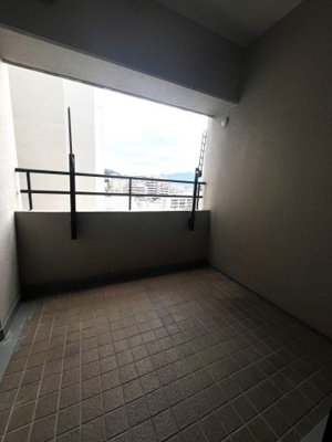 【バルコニー】 | クレスト小笹 | 幅が広くクリーンな印象のバルコニー☆
大きなバルコニーは柔らかい風を運んできます…♪
洗濯物もたくさ