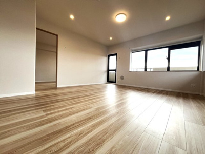 【居間・リビング】 | エンゼルハイム井尻第3 | 南西向きにつき陽当たり良好なので居心地よく家族団らんの時間も増えそうですね♪