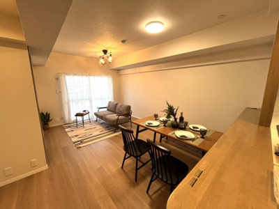 【居間・リビング】 | コスモテール吉塚 | あたたかい雰囲気なので居心地よく家族の時間も増えそうです☆