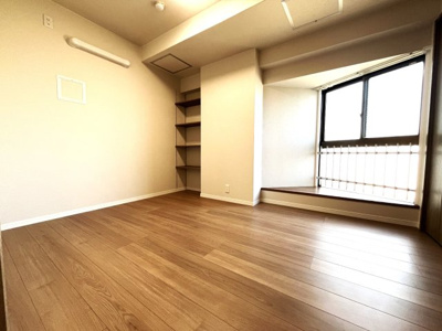 【洋室】 | コスモテール吉塚 | 左側にちょっとした収納があるのでお部屋がおしゃれになりますね♪