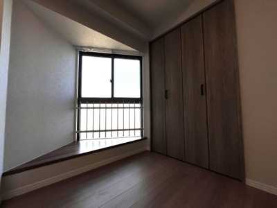 【洋室】 | コスモテール吉塚 | デザイン性のある窓です☆おしゃれな雰囲気になりますね☆