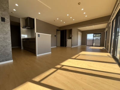 【居間・リビング】 | アンピール松島 | 広々としたリビングなので居心地よく家族団らんの時間も増えそうですね☆