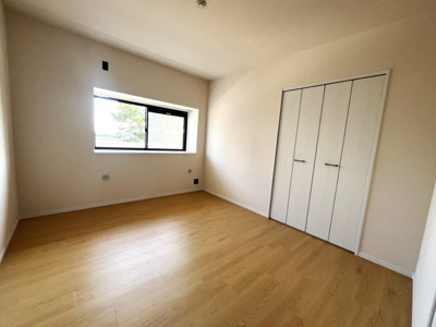 【洋室】 | アンピール松島 | このお部屋にも収納があるのでお部屋をきれいに保てますね♪