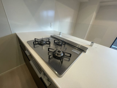 【キッチン】 | ランドアーク長丘 | 三口コンロなので効率よく料理できます☆