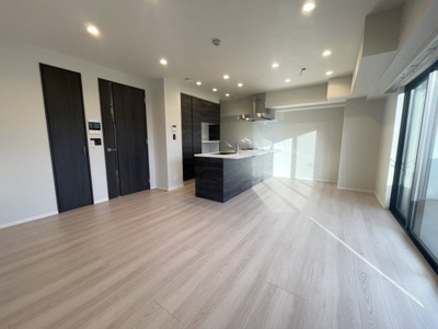 【居間・リビング】 | ランドアーク長丘 | 広々としたリビングなので家族団らんの時間も増えそうですね♪