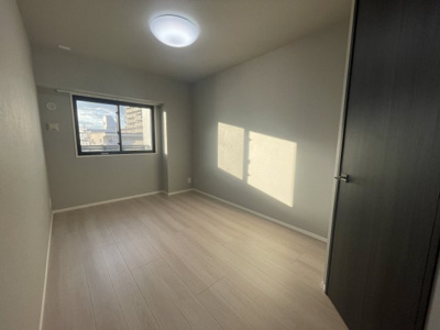 【洋室】 | ランドアーク長丘 | 正方形のお部屋は家具を置きやすく生活しやすいですよ♪