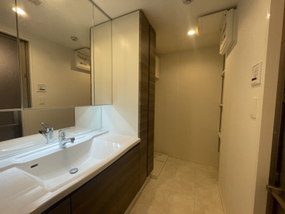 【独立洗面台】 | ランドアーク長丘 | 三面鏡は忙しい朝の味方です☆