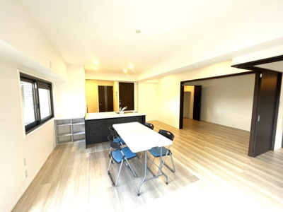 【居間・リビング】 | レジデンス高宮 | 南向き陽当たり良好のお部屋なので居心地の良いリビングになりそうです☆家族団らんの時間も増えそうですね