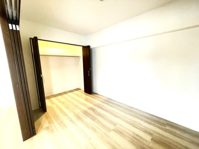 【洋室】 | レジデンス高宮 | 仕切りで仕切られているのでリビングを広く使うこともできます☆