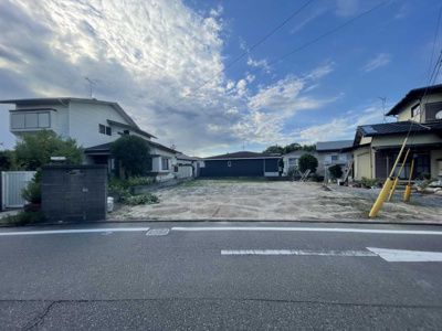 【前面道路含む現地写真】 | 春日市小倉3丁目 土地 | 土地の写真、間口は8.2ｍあります。
前面道路の幅は5.6ｍです。