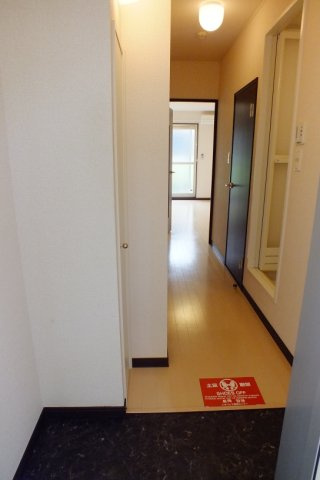 レオパレスコンフォートガーデンの玄関|シンプルで使いやすい玄関です