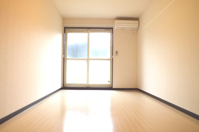 レオパレスコンフォートガーデンの寝室|使い勝手のいい寝室です