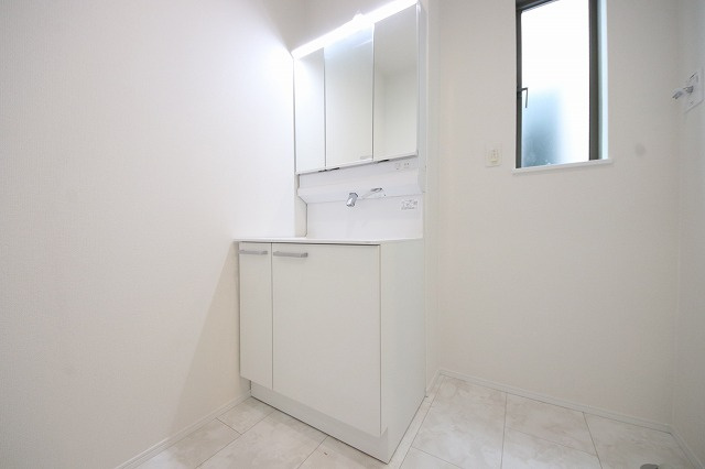 【独立洗面台】 | 高級感漂う洗面台です。鏡の後ろの収納棚もとても充実しております。コスメが大好きな奥様も、女子力高いご主人様もきっとご満足いただける収納力です。三面鏡なので、ヘアセットにも便利です。
