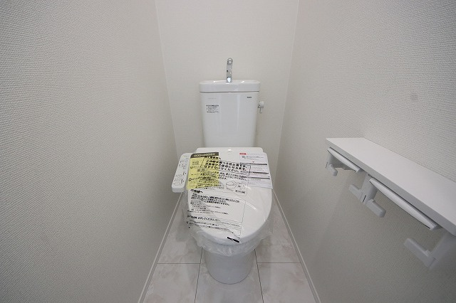 【トイレ】 | 空気の換気と窓からの光の明るさに配慮した清潔感のあるトイレ、ご自分の好きなアロマや芳香剤を置いて落ち着く空間を演出、一人になれる空間ですから、リラックスしたいですね。
