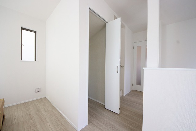 【玄関】 | いってきます♪ただいま♪明るい声が聞こえてきそうな玄関。ナチュラルなカラーがとても清潔感のある造りです♪
