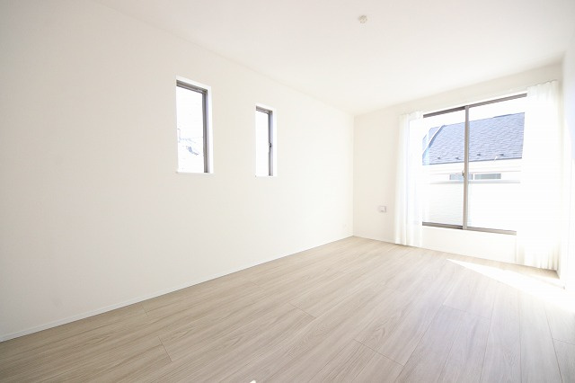 【内装】 | プライベートの空間もみんなで過ごす空間も両社兼ね備えたつくりです。階段には安全性を配慮し、手すりを設置。太陽の光と風が心地良い窓も付いた内装です。
