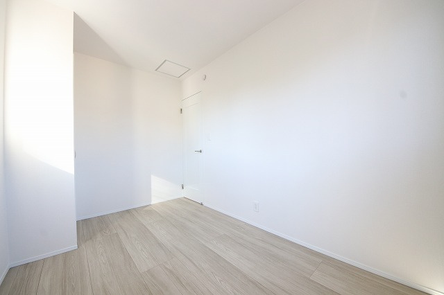 【洋室】 | 居心地の良さそうなリラックスできる空間。独立性のある建物ですので、ご自分の時間を大切にしたご家族様にぴったりです！
