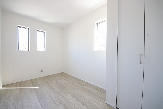 【寝室】 | 広さのある洋室は、ご夫婦様の寝室にぴったりですね。ご主人様の趣味のものや書斎などにも使用できるくらいの広さが嬉しいです。収納もばっちり完備してますのでお荷物が多いご家族様も安心してお暮しいただけます！