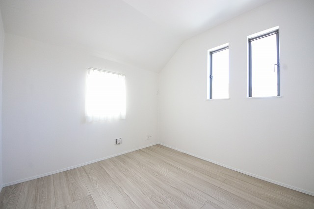 【子供部屋】 | お子様のお部屋にも主寝室にも使えますね。窓が二面についていますので採光もばっちり、空気の入れ替えもOK！自分のお部屋を持ちたいお子様の夢を叶えます！
